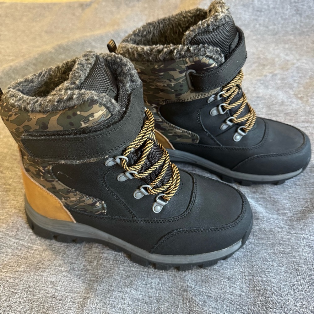 Kids winter boots EUC